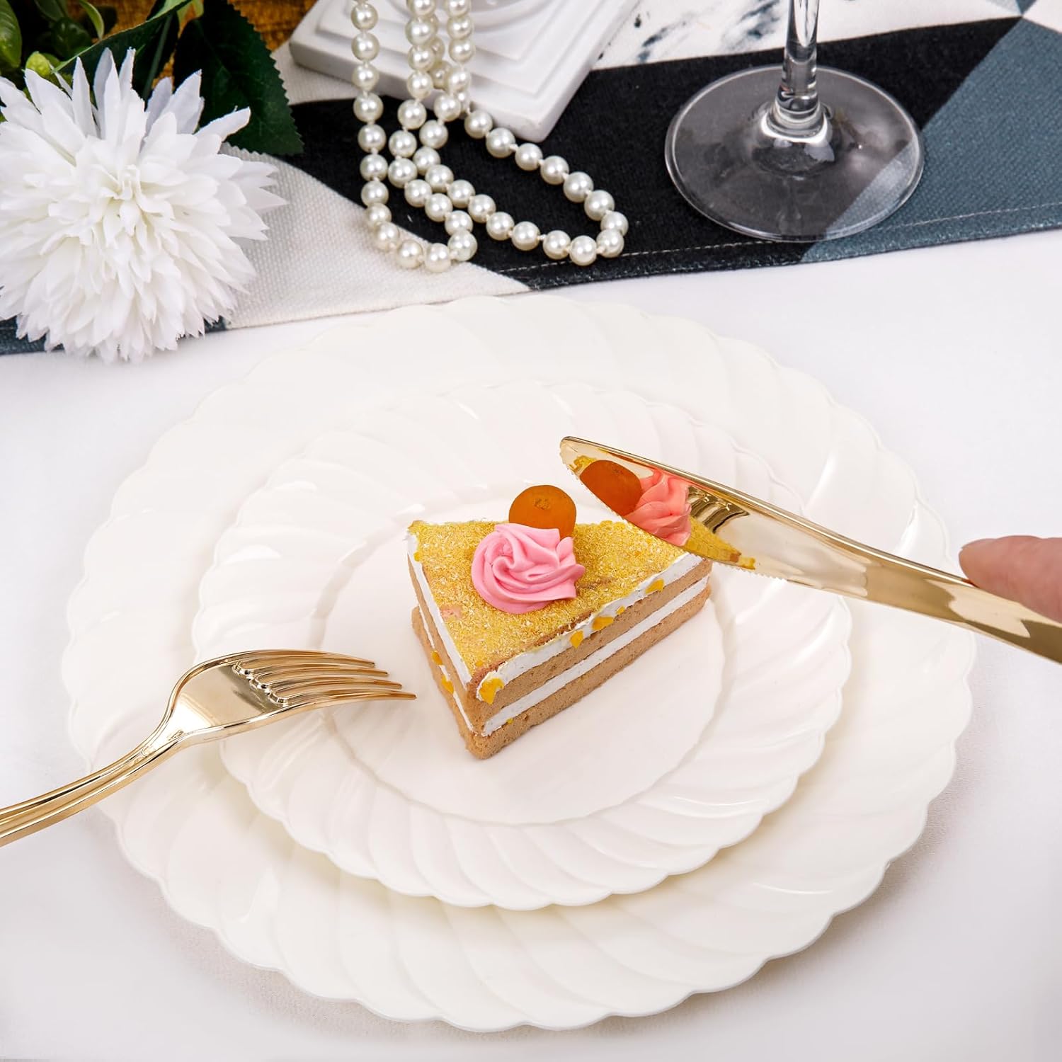 U-QE 100 Piece Ivory Scalloped Plastic Plates