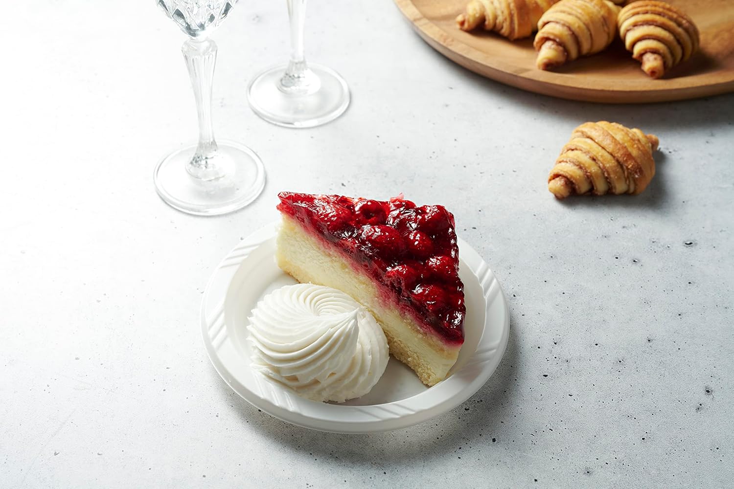 Munfix 200 Clear Plastic Plates Set - 7 Inch Disposable Plates for Parties