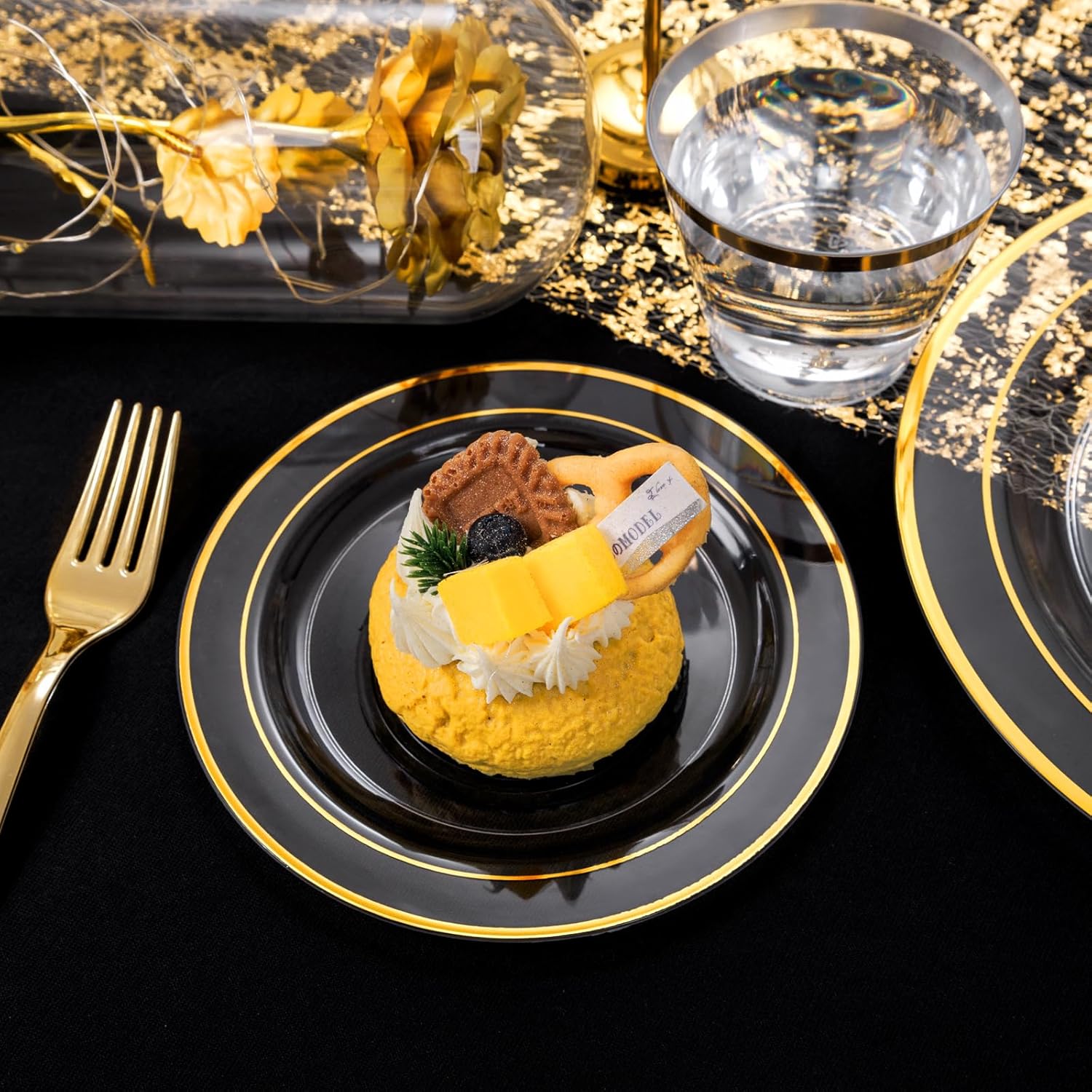 WELLIFE 600 Piece Gold Trim Plastic Dinnerware Set for Party