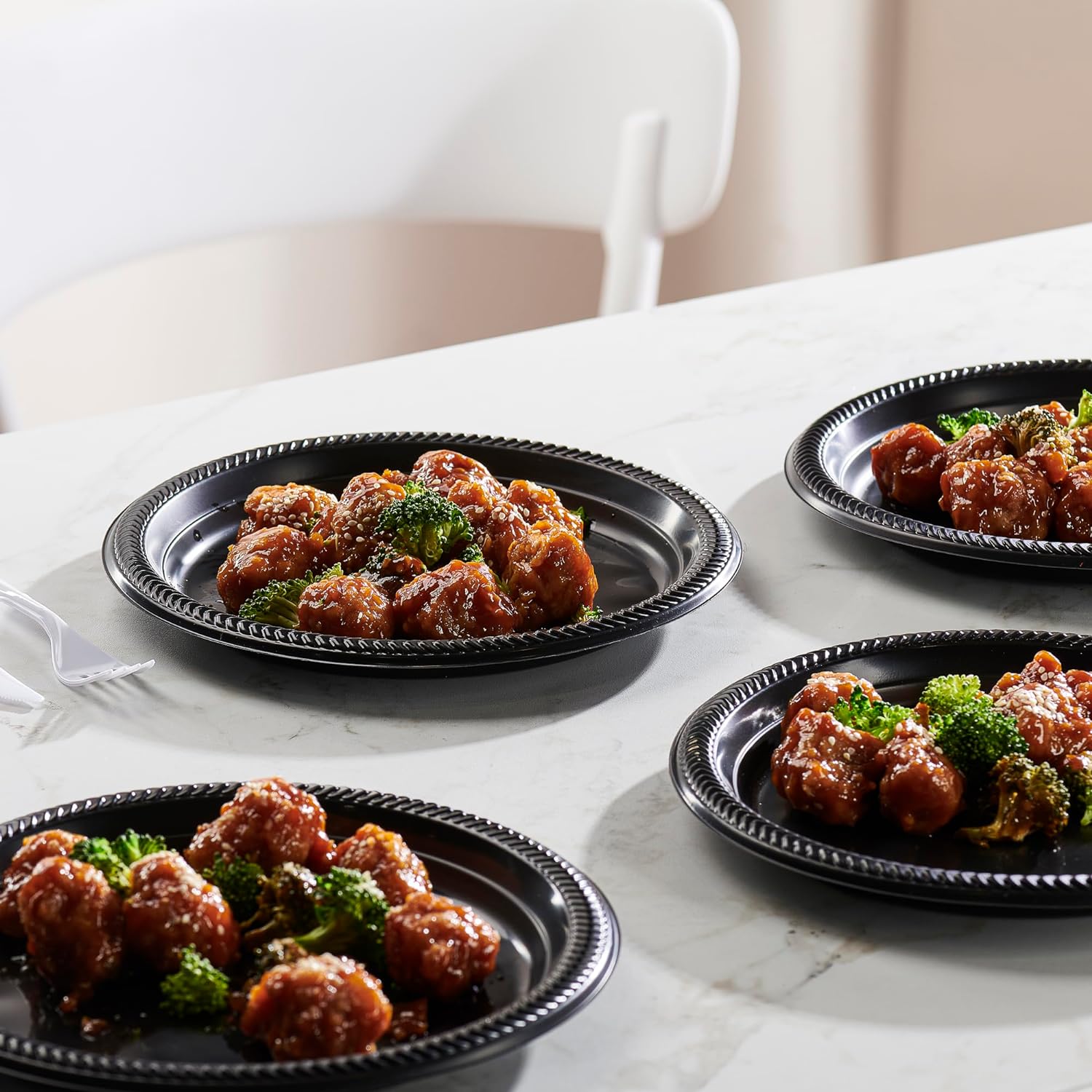 PLASTICPRO 100 Pcs Black Plastic Plates 9 Inch Disposable
